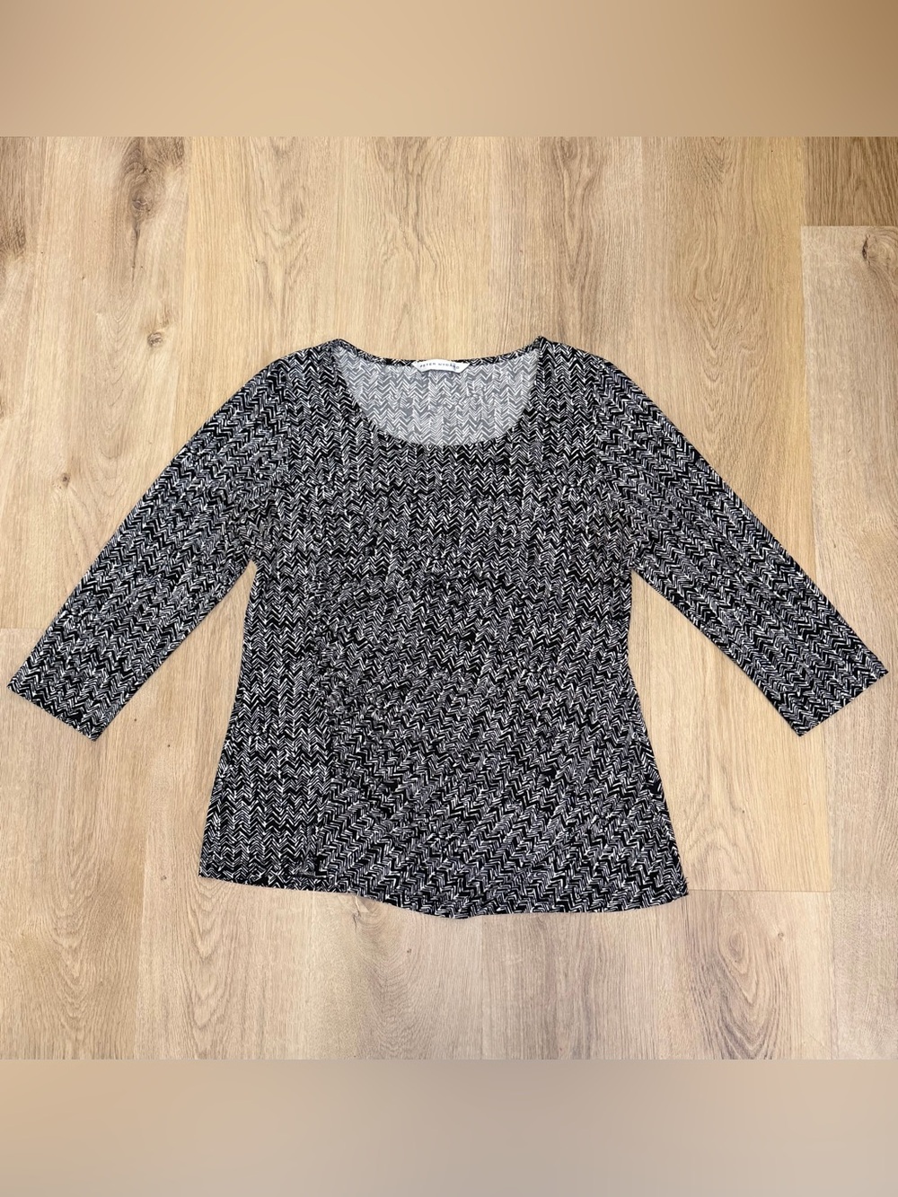 Peter Nygard Black and White Patterned Scoop Neck Top - Picture 5 of 7